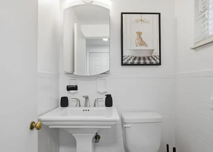 Modern 3br Townhome In Mt. Lebanon | Garage + Easy Access Holiday home