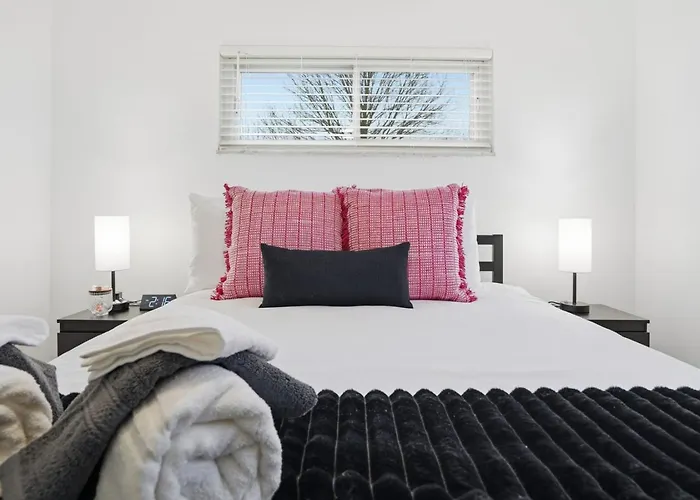 Holiday home Modern 3br Townhome In Mt. Lebanon | Garage + Easy Access *