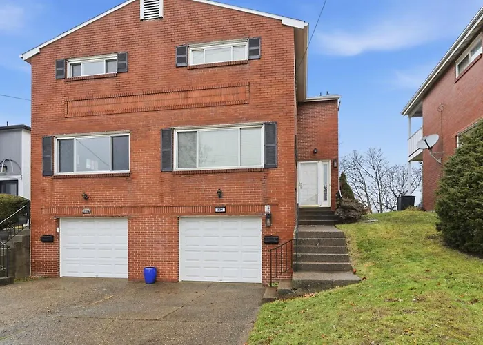 Modern 3br Townhome In Mt. Lebanon | Garage + Easy Access Holiday home Pittsburgh
